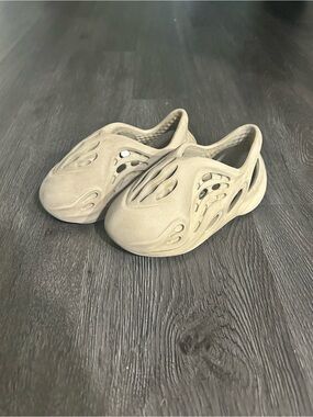 Yeezy Kids Foam runners